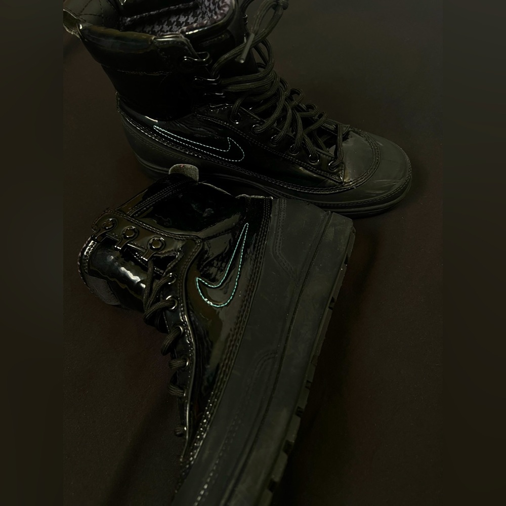 Nike high top weather boot sneaker